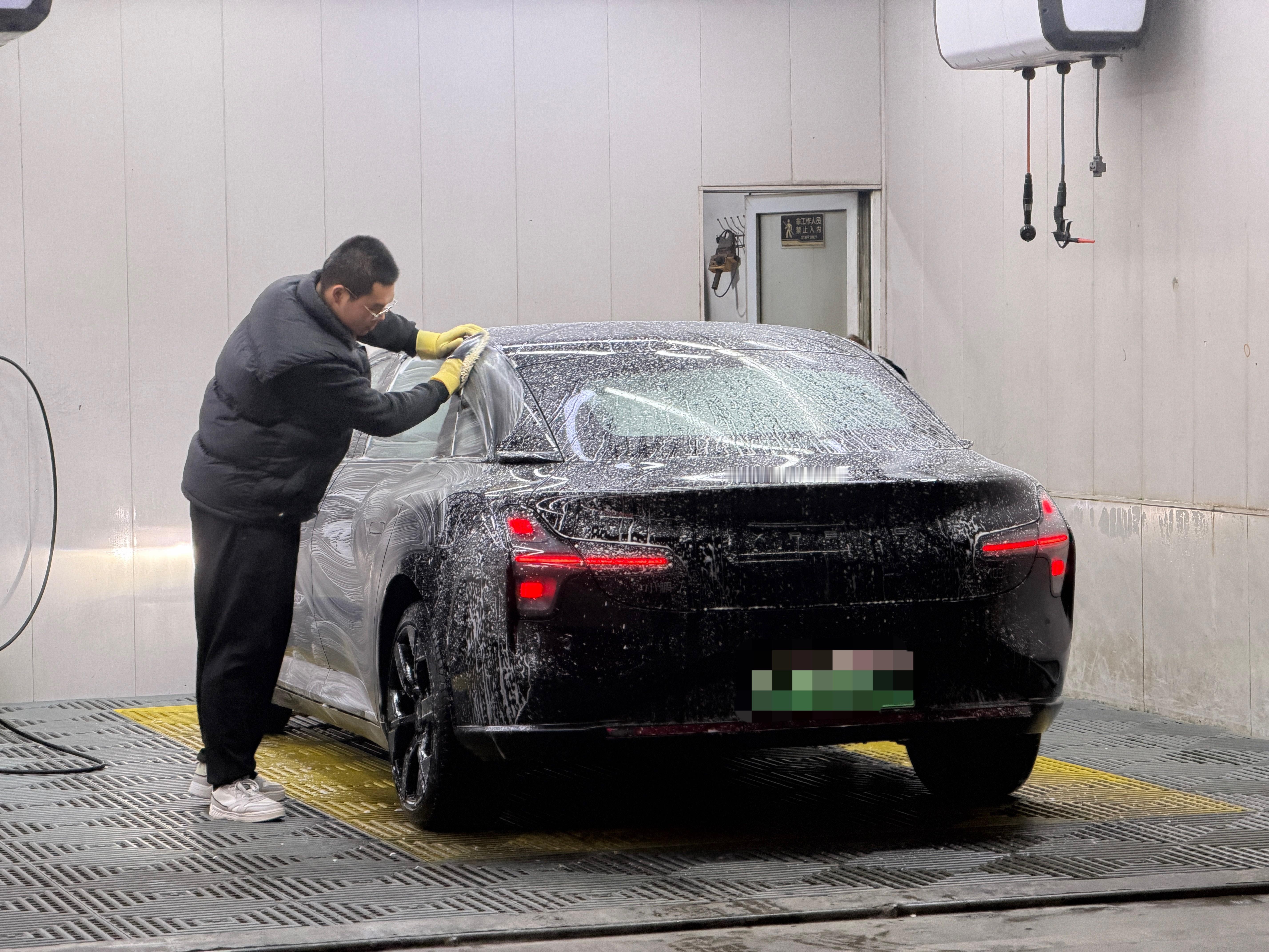 节前的最后一次拍摄，给MONA洗香香。