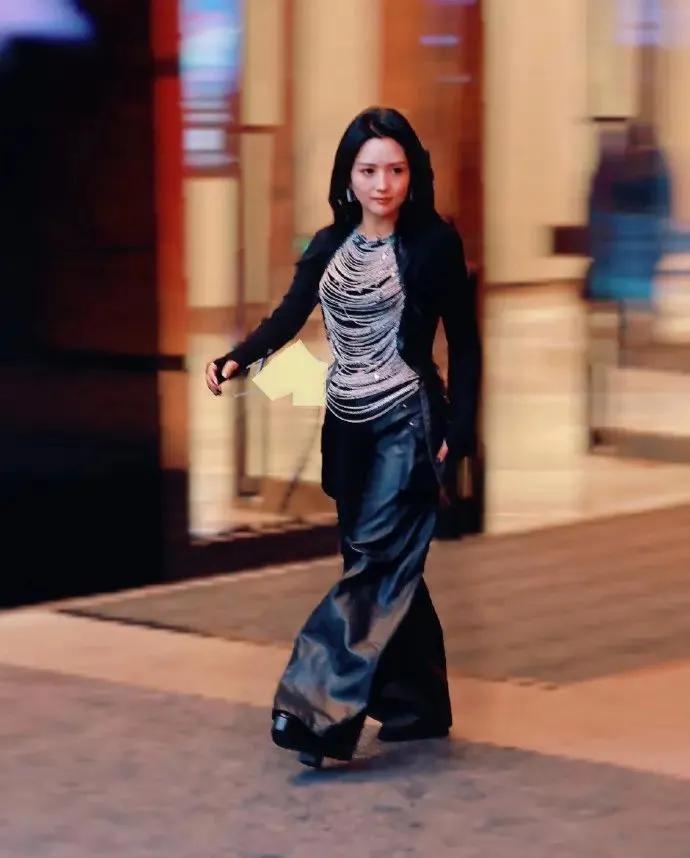 何洁这裤子看上去怪怪的，本来个子就不高，这下显得更矮了！也不知道这裤子时尚在哪里