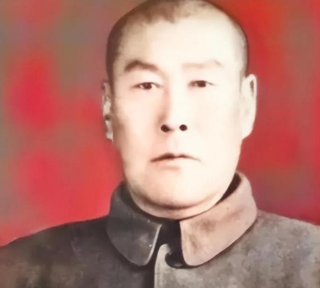 1942年，一个八路军女队员从来不洗脚，却引起了游击队长甄凤山的高度警惕。他半夜