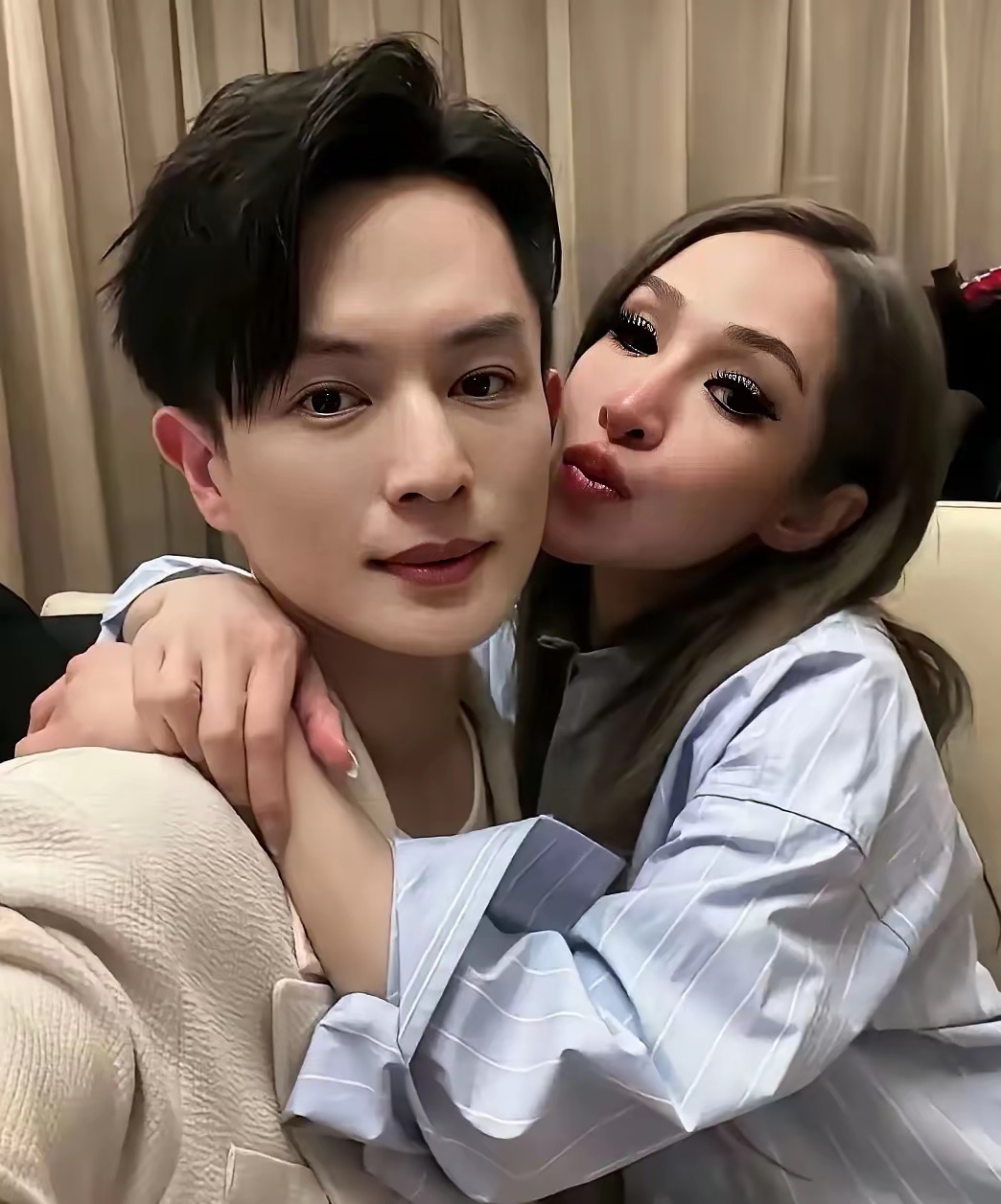 萧亚轩消费降级了吗虽然小男友还是25岁以下但质量是肉眼可见的下降这眼光一言难尽萧