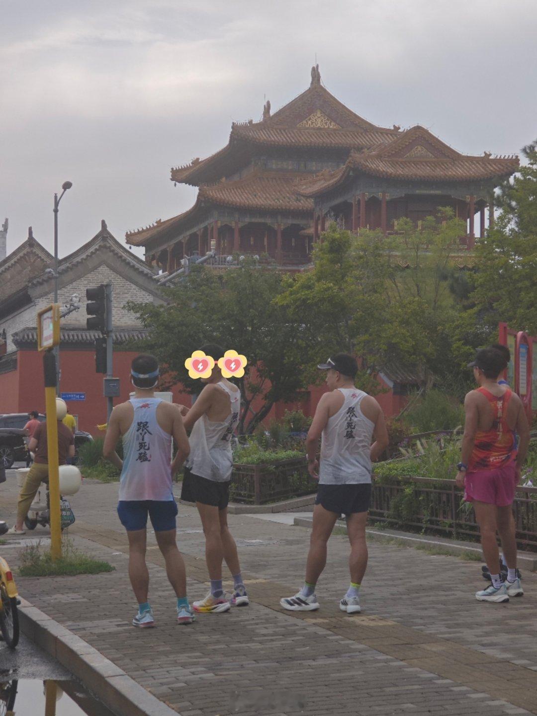 随手拍 今天早上北二环的非机动车道上好多“跟丫死磕”的人。 ​​​