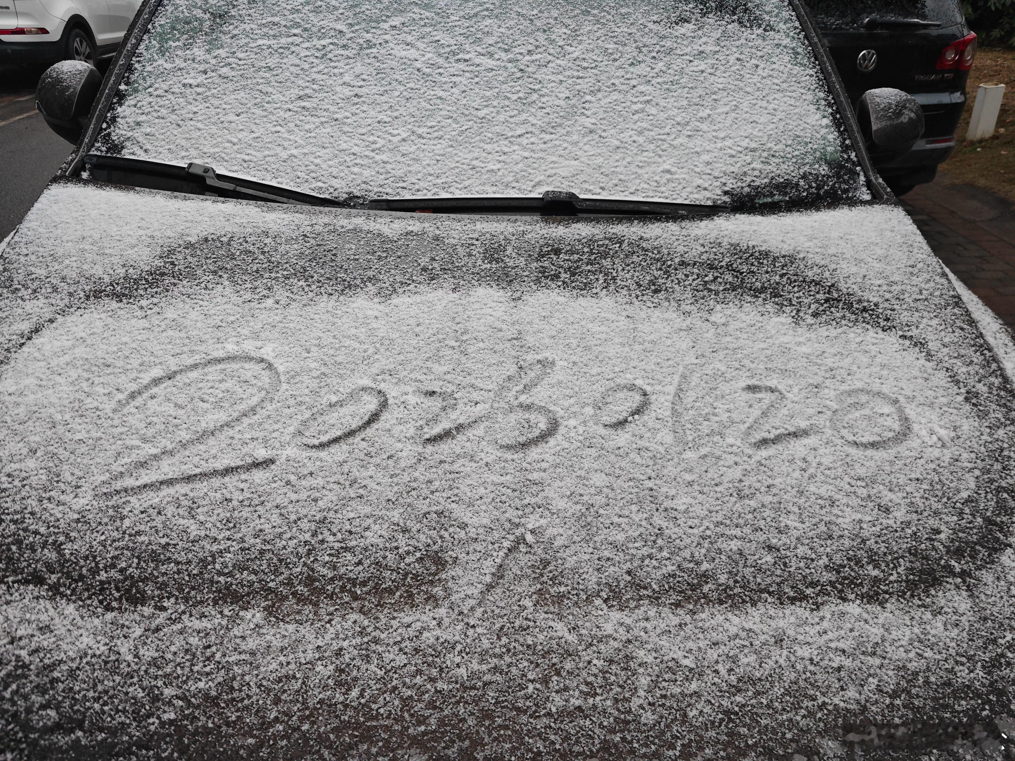 长兴的第一场雪，随手写下今天的日期，寄给即将到来的马年。这是独属于冬日的浪漫仪式