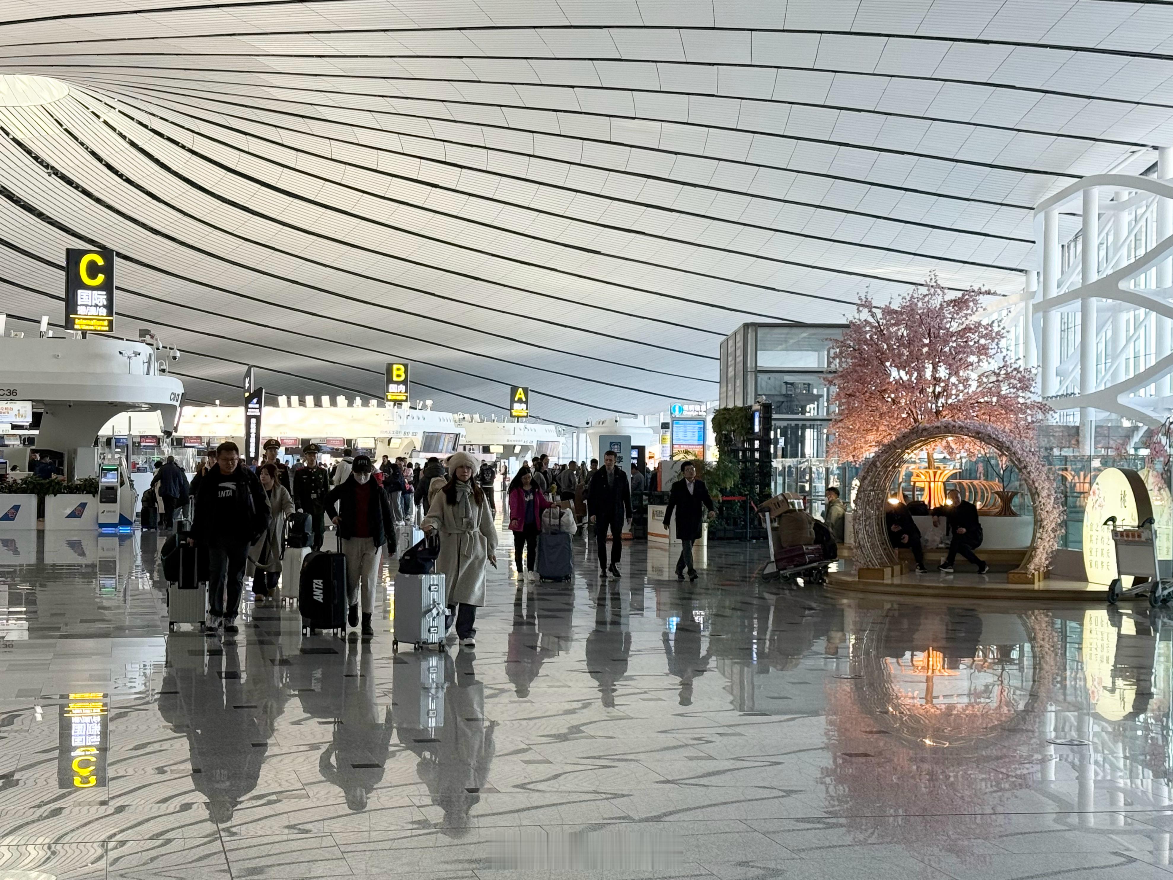 【大兴机场旅客年吞吐量首次突破5000万】截至12月6日，大兴机场今年累计保障进
