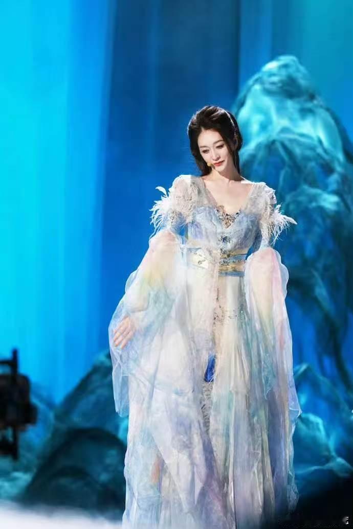 李小冉 我跳舞的时候苏联还没解体浪姐直播氛围感拉满，李小冉妙语连珠玩年代梗，起舞