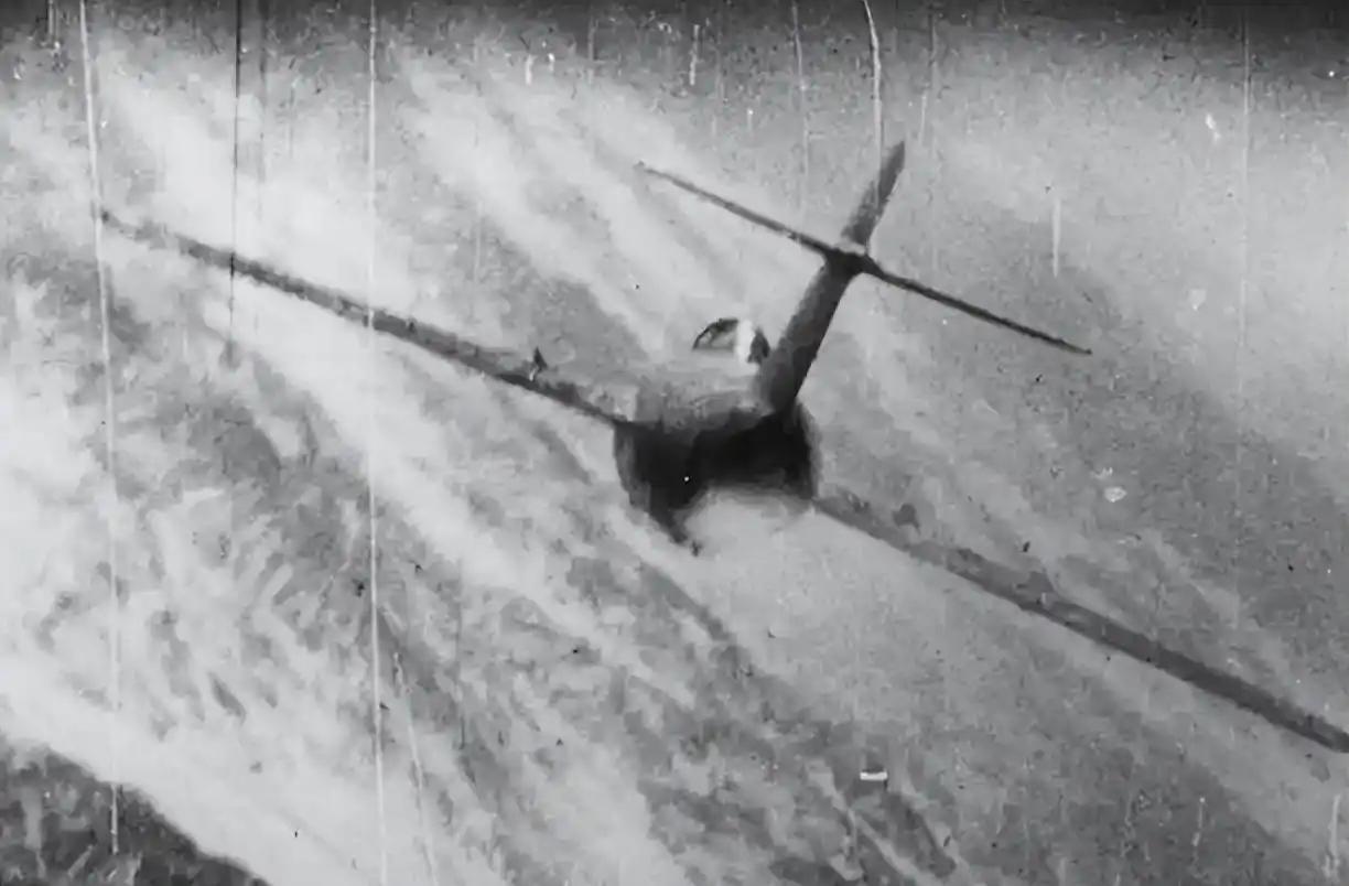 志愿军飞行员返航时无意间瞥一眼下方，脊背发凉：竟有几十架敌机
 
这个飞行员，就