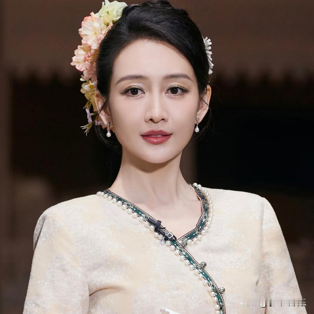 不查不知道，

一查一整个震惊，

原本以为王鸥有颜值、有演技
住着北京两百多平