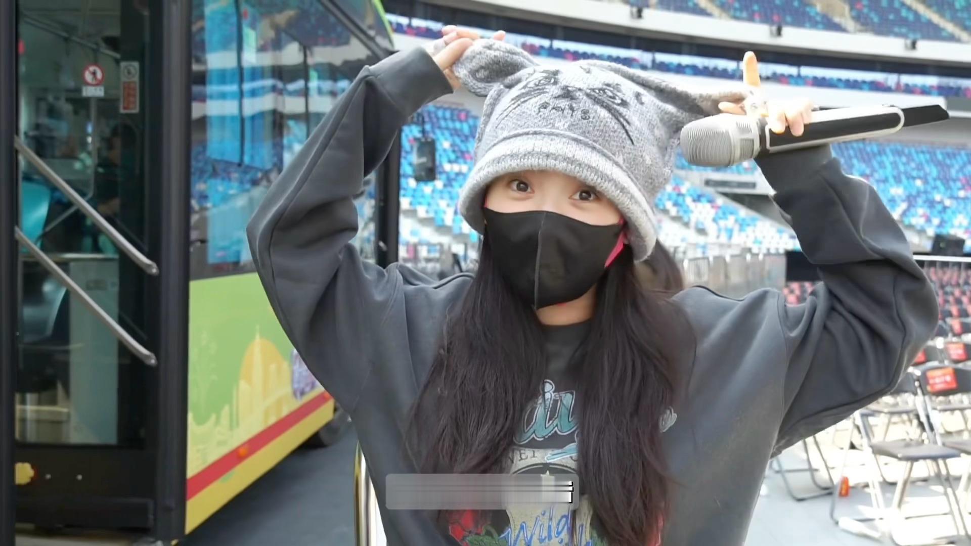 真的被这个小沈月萌晕…被工作人员提醒帽子的耳朵卷边了，边调整边解释：“因为它不想