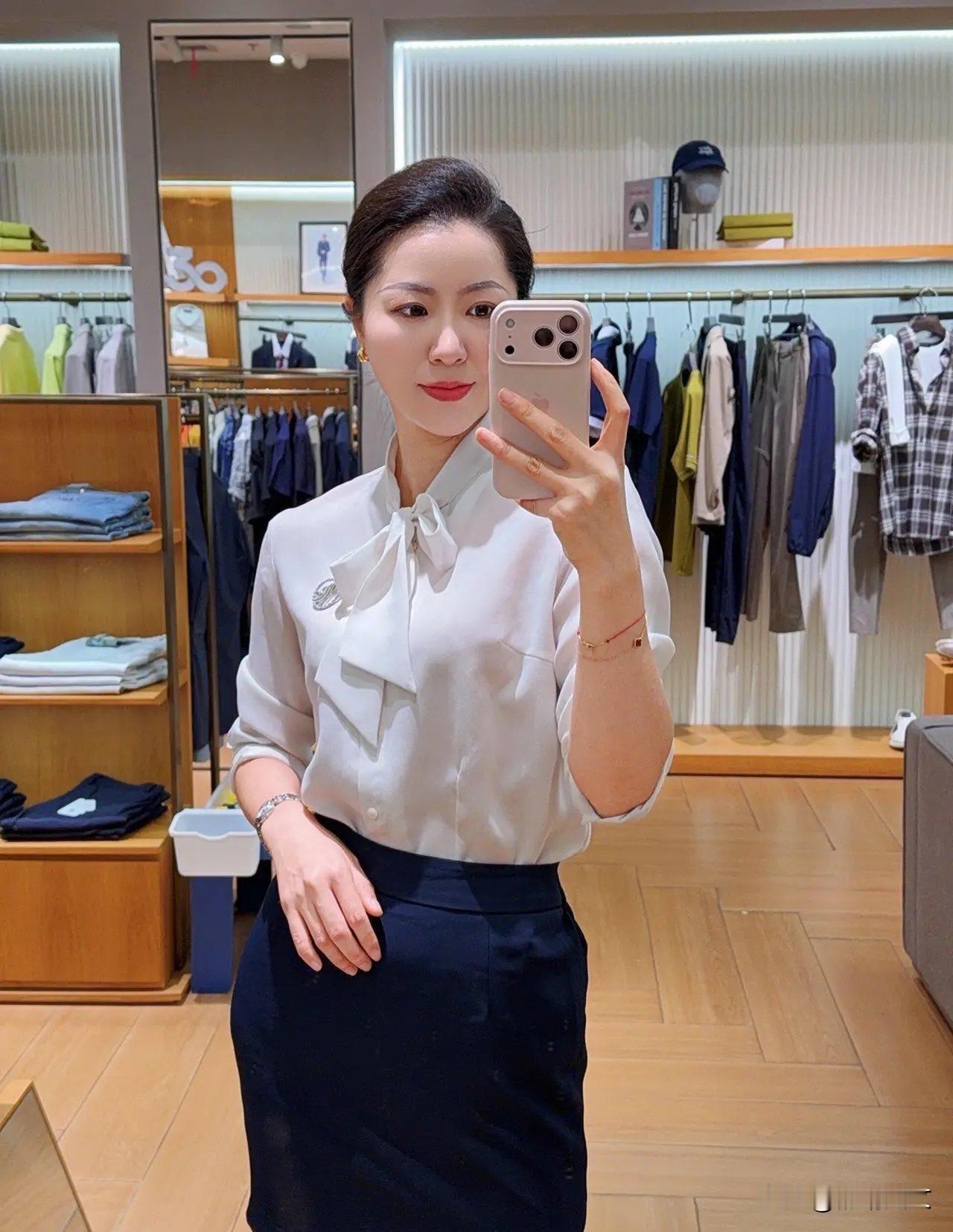 我婆家姐36岁了，
在银行工作，今天陪她买衣服，她还是习惯性穿制服，我劝她买一条