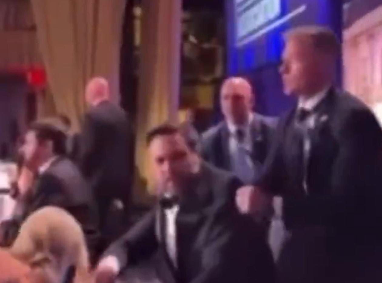 白宫枪击事件的几个细节：

1、特勤局第一时间救出的，是万斯（图一二）。

2、