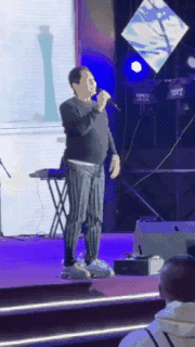 看到今天齐秦这个样子，王祖贤庆幸当初没有选择他。如今60岁的齐秦，满脸皱纹，身材