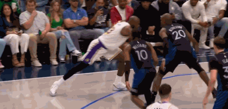 惊险一幕！詹姆斯今天差点也要倒下！
在今天NBA常规赛湖人对阵独行侠的第三节比赛