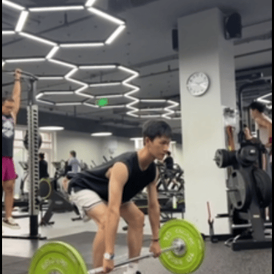 #李昀锐 和朋友健身会变成play的一环#李昀锐的一身肌肉都有迹可循，他的3分钟
