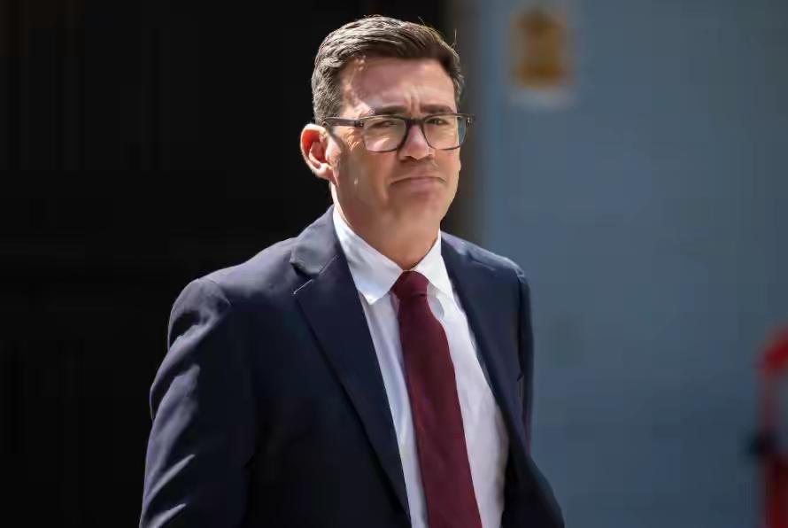 最近十年，英国上演惊人一幕：短短十年接连更替7位首相，特拉斯仅仅任职45天匆匆下