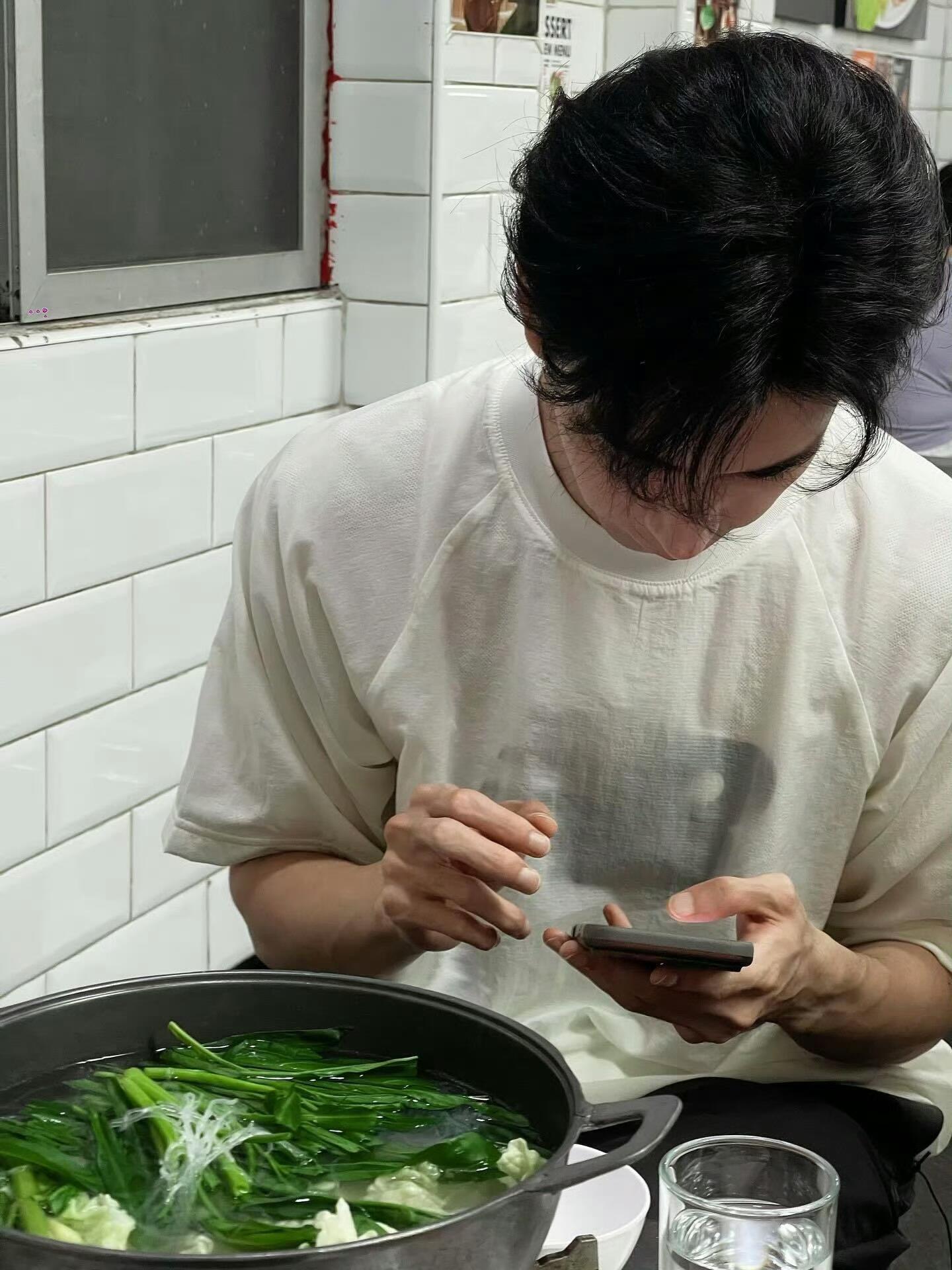 陈星旭的暴瘦真的都是自律啊，去泰国活动也只吃水煮菜，在拍剧的状态好背后都是这样过