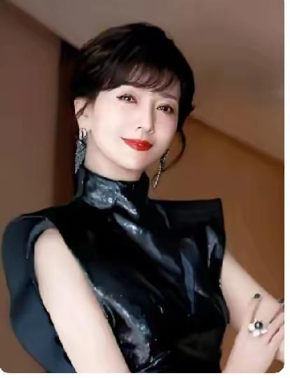 赵雅芝的“冻龄”密码，藏在心态里。
 
她说“心态好，就会年轻”，这话可不是随便