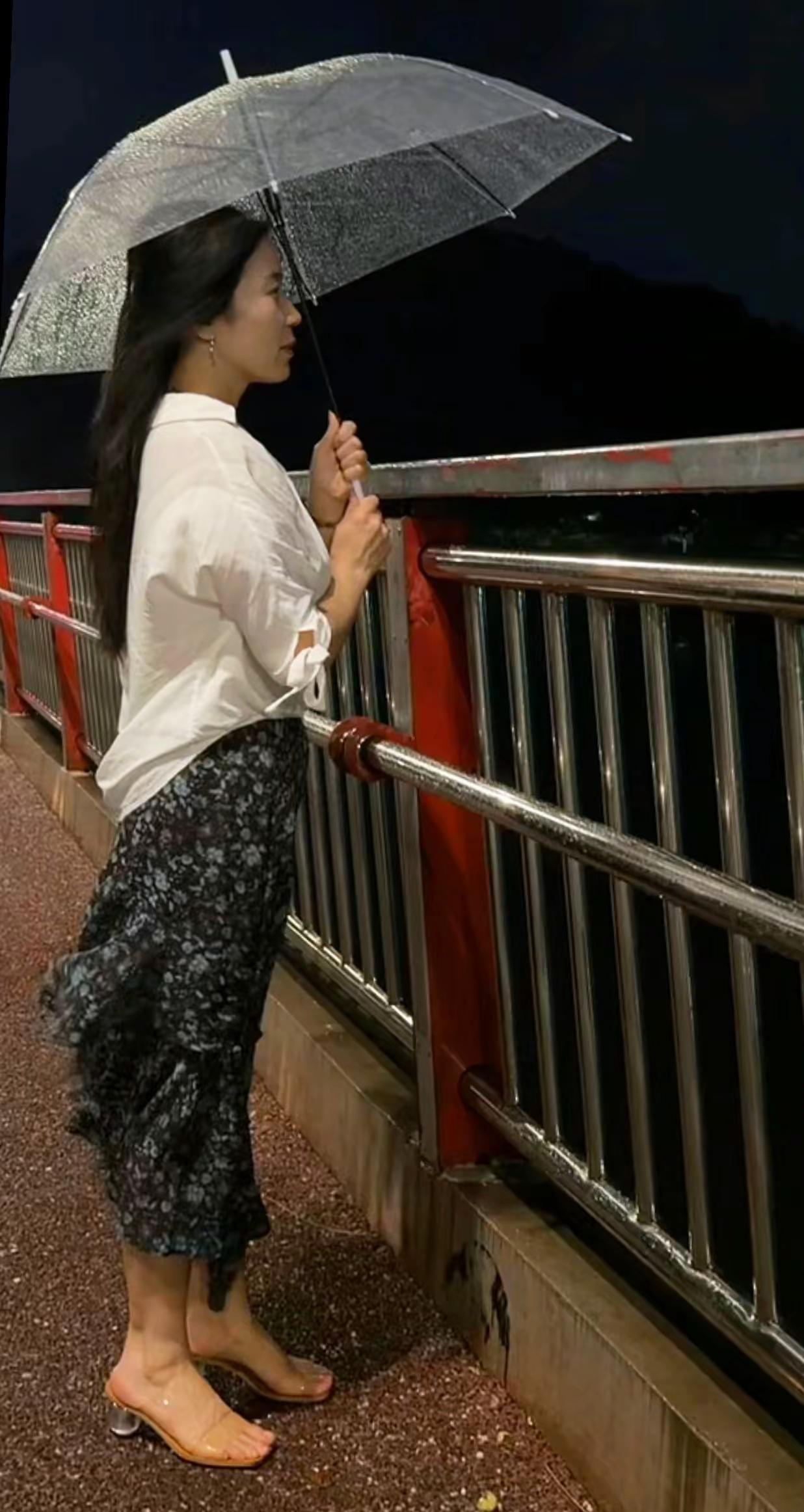 一个转身，昨天成了往事，一个回眸，夏天与秋天擦肩而过，四季轮回谁都留不住谁，只愿
