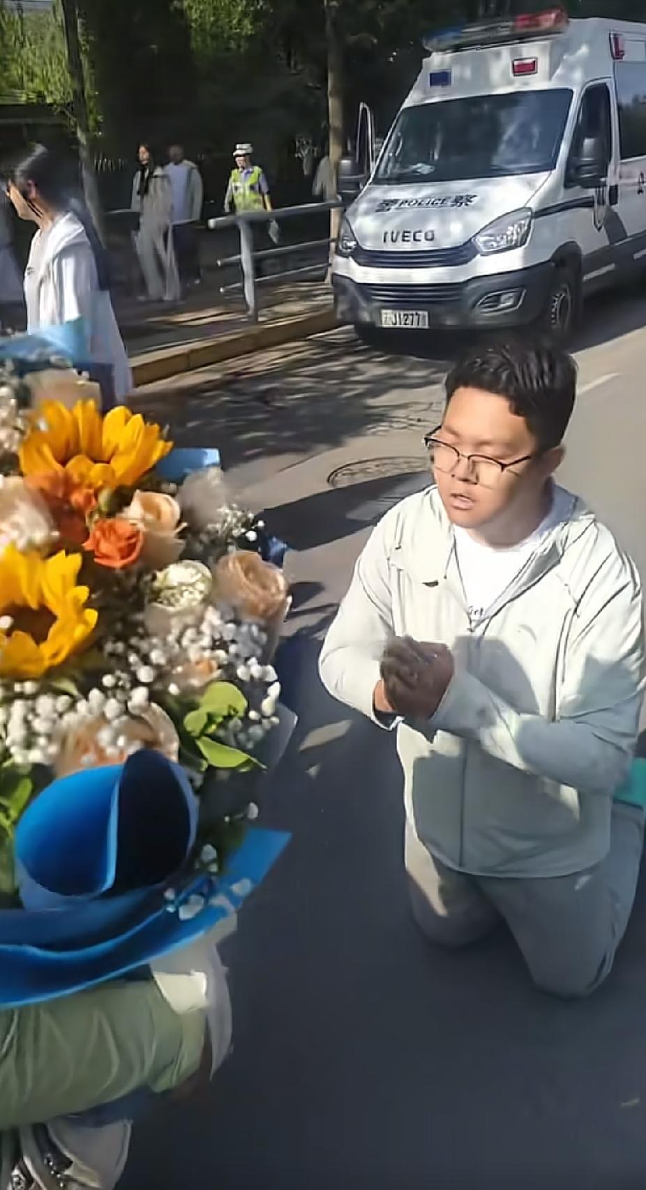 妈妈手捧鲜花，去接高考结束的儿子，儿子出来说的一句话，让妈妈瞬间泪目了。

辽宁
