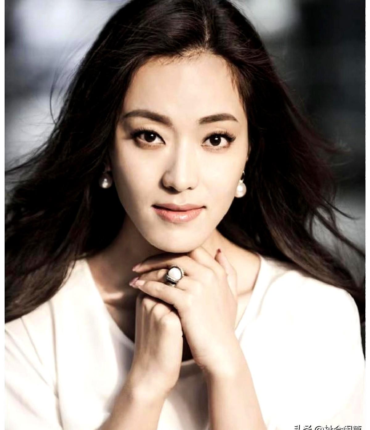 这一版《雷雨》当中蘩漪的是演员张培，她是著名演员邵兵的妻子。
当年邵兵遭遇换角断