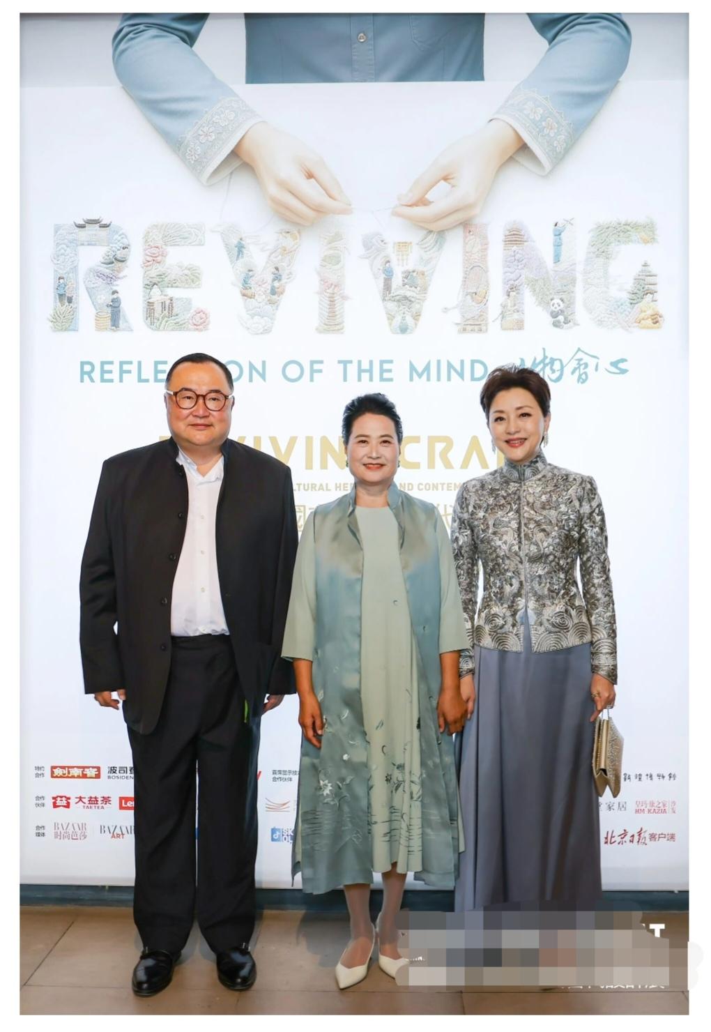杨澜精致大方，智慧过人，这么美的杨澜老公一定有过人之处。