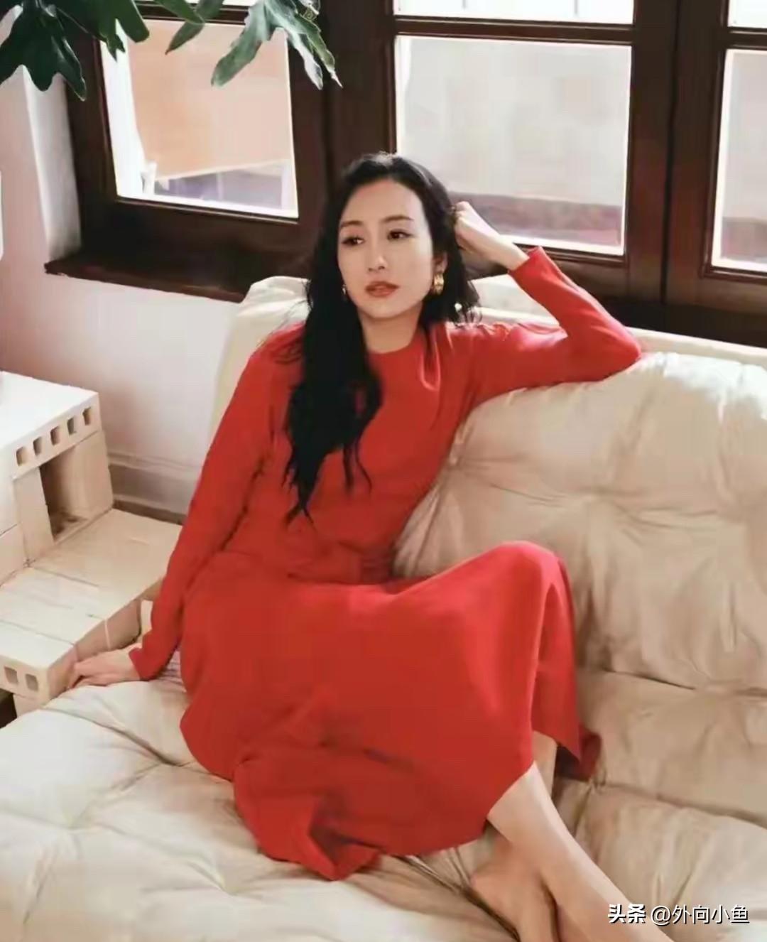 王鸥红裙明艳优雅韵味十足！

一身正红色长袖连衣裙出镜，鲜亮的色彩极具视觉冲击力
