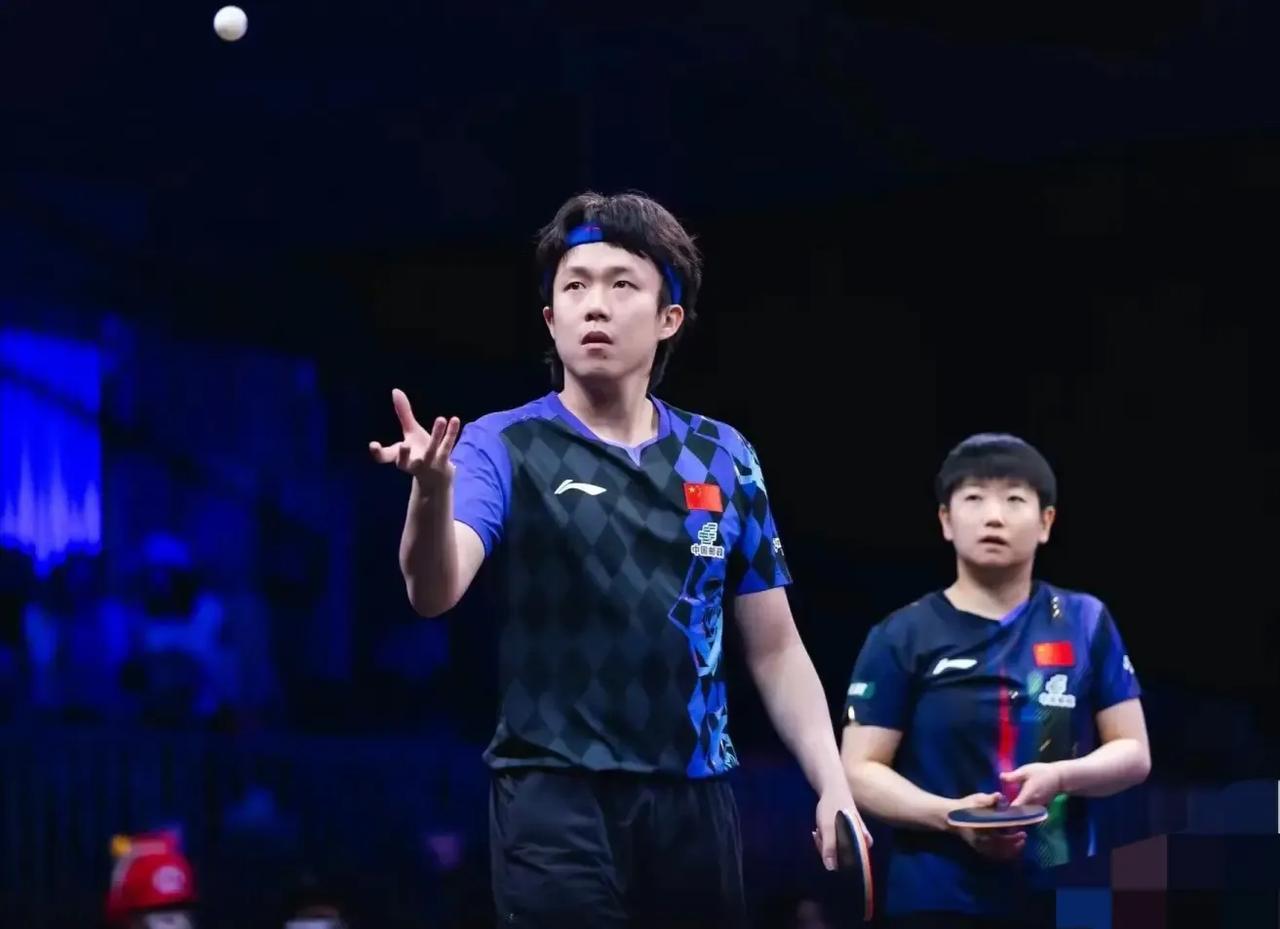 今早混双比赛出了个小插曲。大布一个奋力救球，拍子直接飞了出去。他整个人扑向一边，