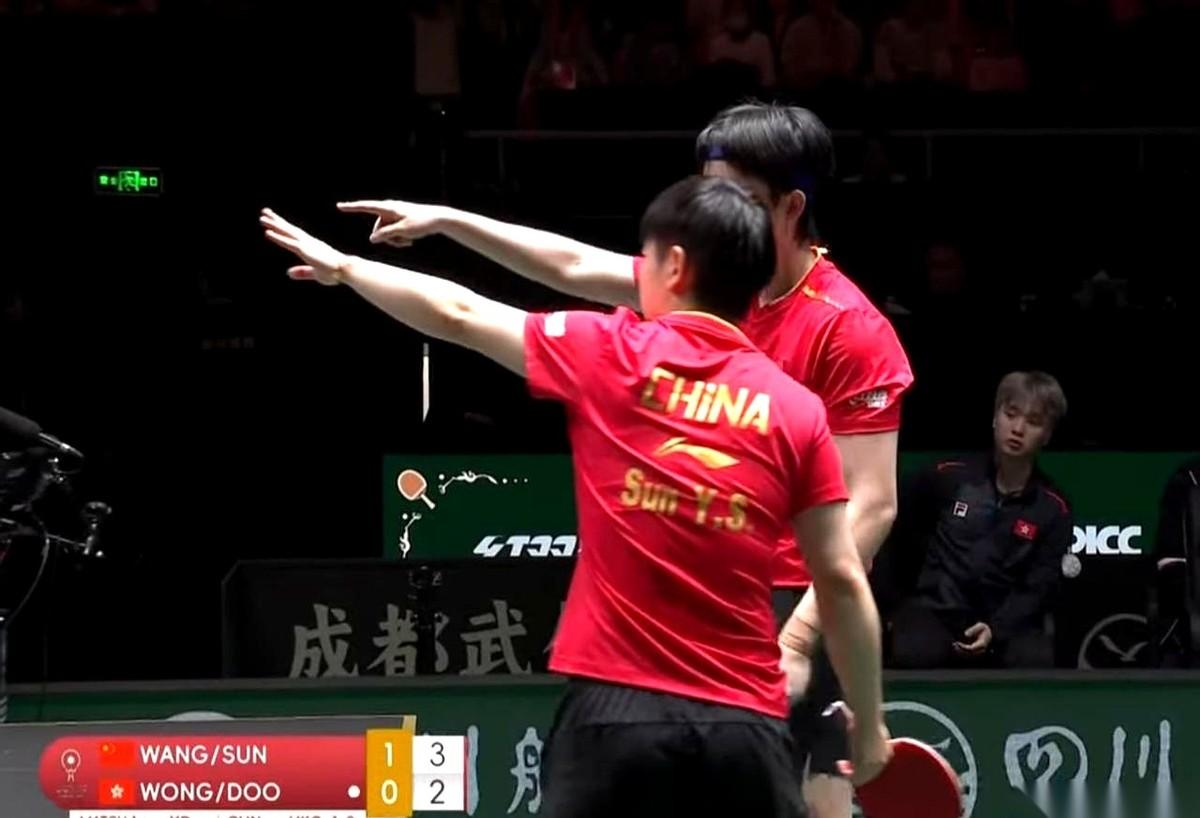 孙颖莎和王楚钦，俩人拍子一放，不打了。
就那么齐刷刷地，一起扭头，手指着看台同一