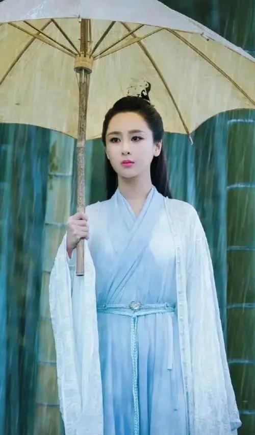 杨紫和谭松韵都是顶流，
都是演古装戏。
你喜欢杨紫的小夭和锦觅❓
还是谭松韵的十