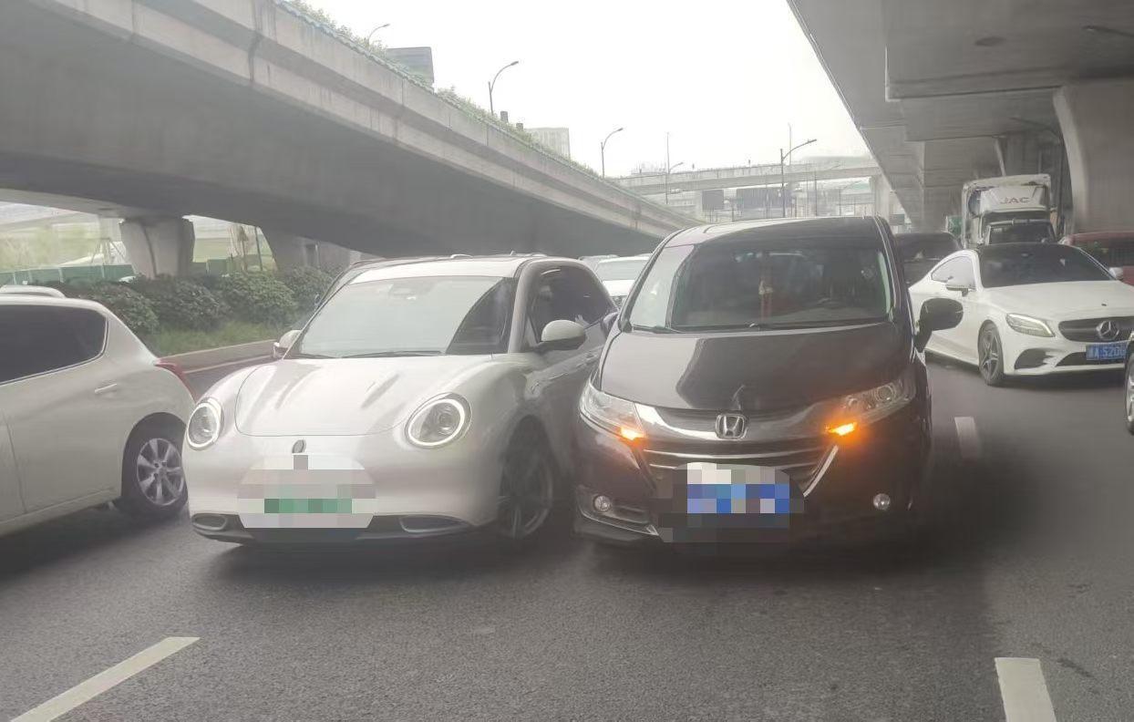 风水或许应该总之是有。
大清早的，
两辆车子负伤了。
​处理事故的时候，
后面又