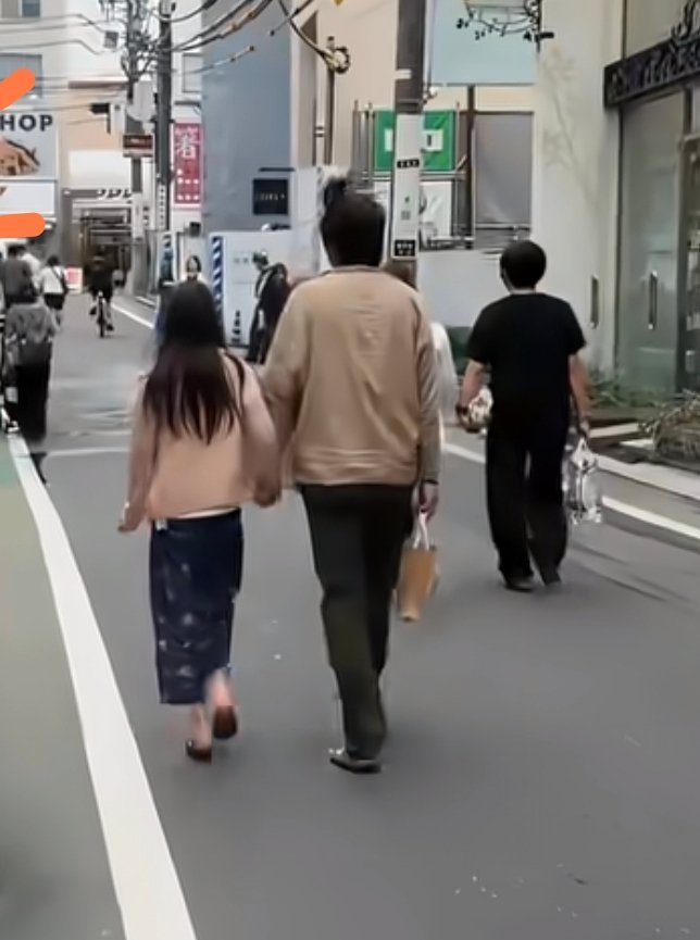陈冠希牵着女儿在日本逛街被偶遇，冠希哥头上还扎了小揪揪