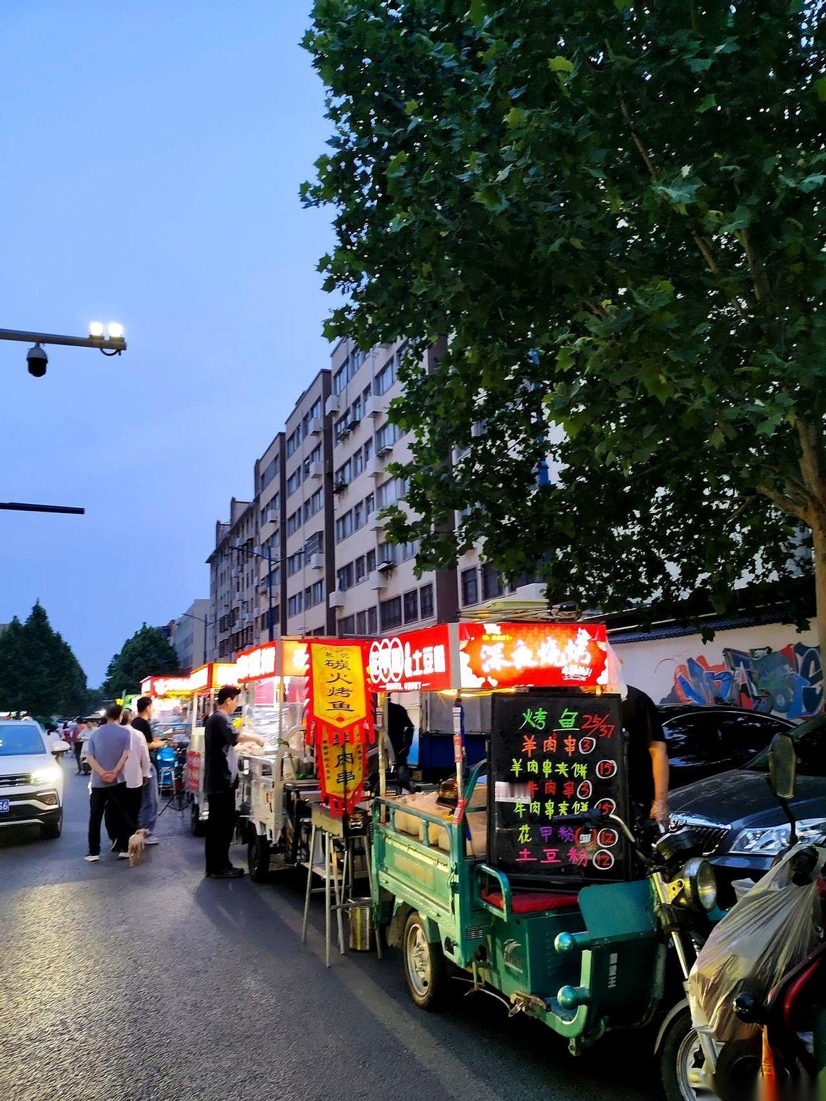 炭火正旺，羊肉串刚端上来，旁边突然齐刷刷站了一排消防员。
吓得我签子差点掉地上，
