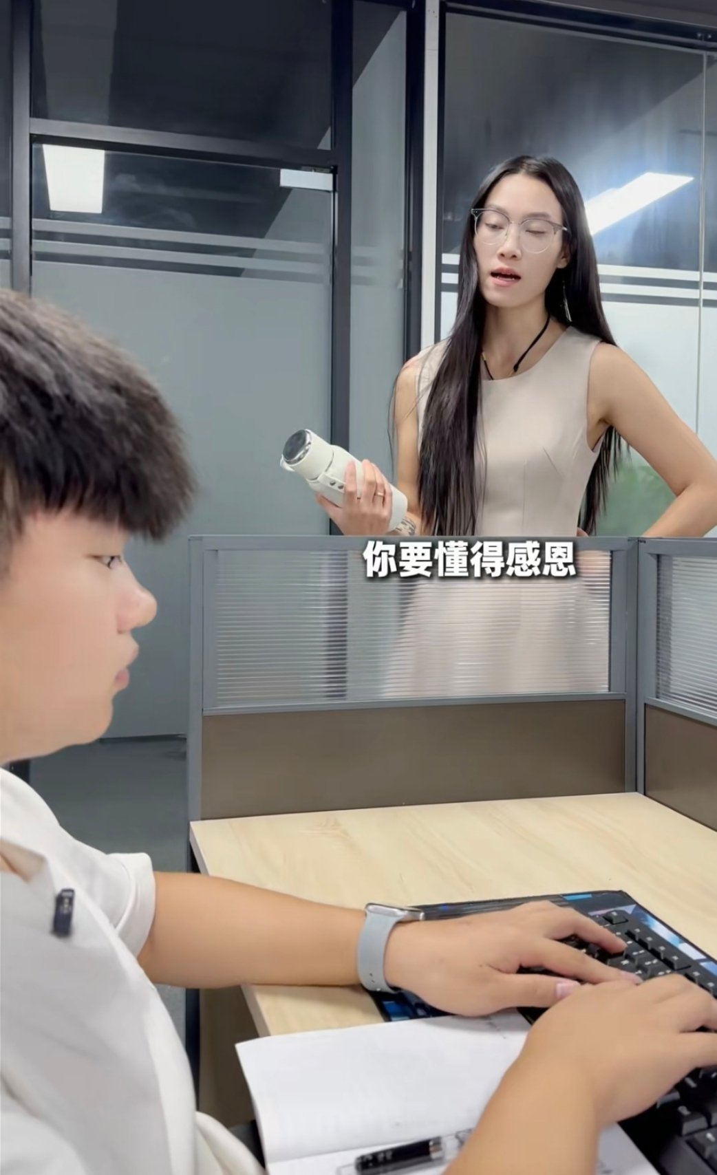 公司为省空调费要求凌晨四点上班这是什么段子？不可能有凌晨4点上班的早上6点上班我