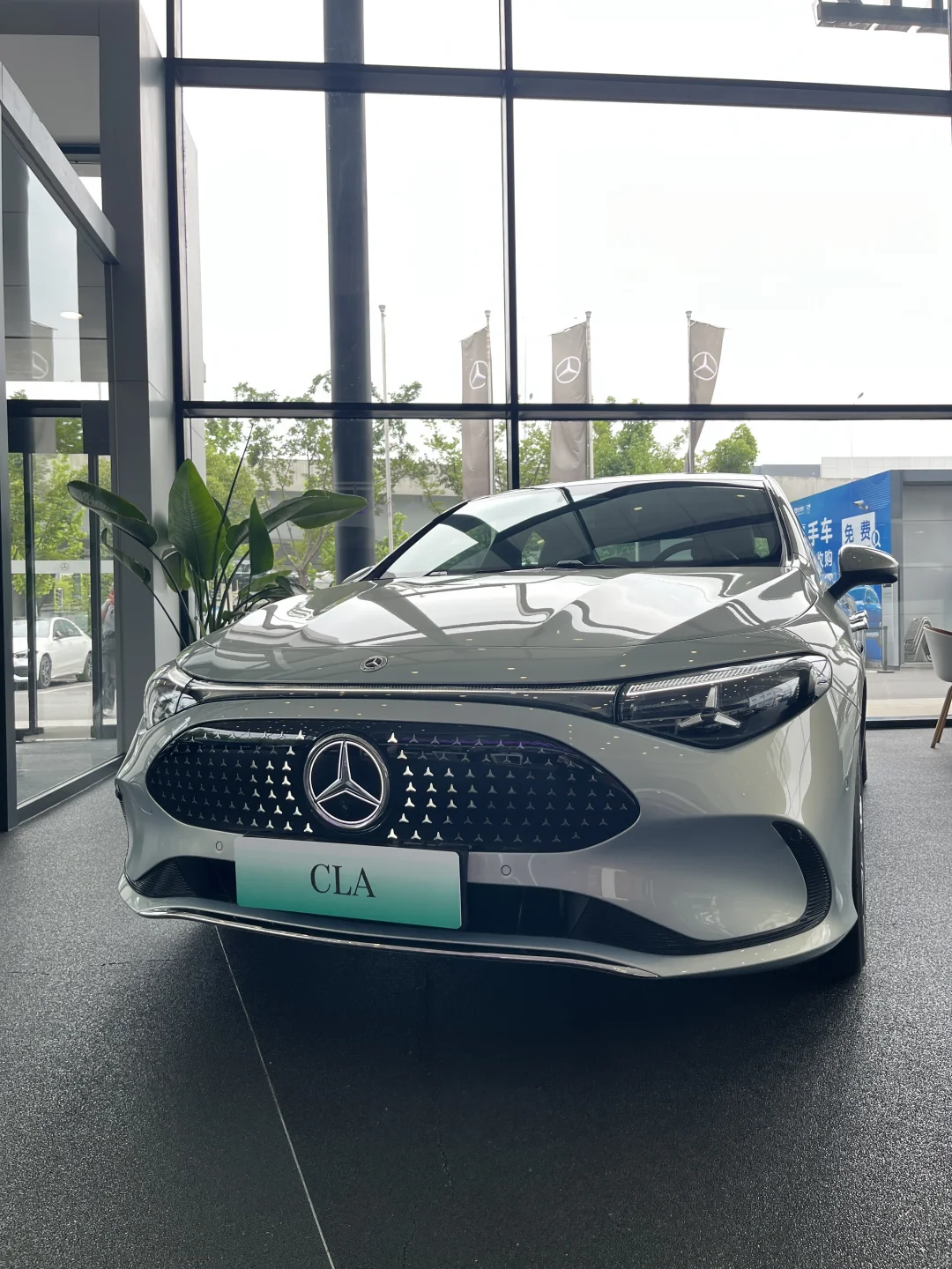 奔驰CLA，松雾青VS北极白，你会选哪台？