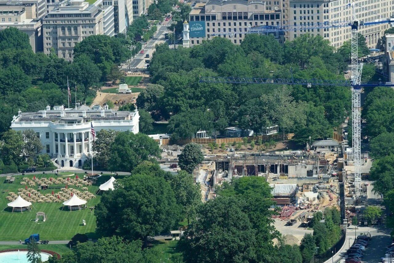 白宫东翼拆除后兴建大型宴会厅和地下掩体的项目，内部估算成本高达6亿美元，其中逾半