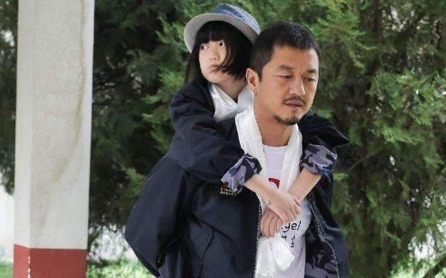 李亚鹏直播时突然哽咽，说债务其实是女儿帮他还的，说完就哭了。
    据云南丽江