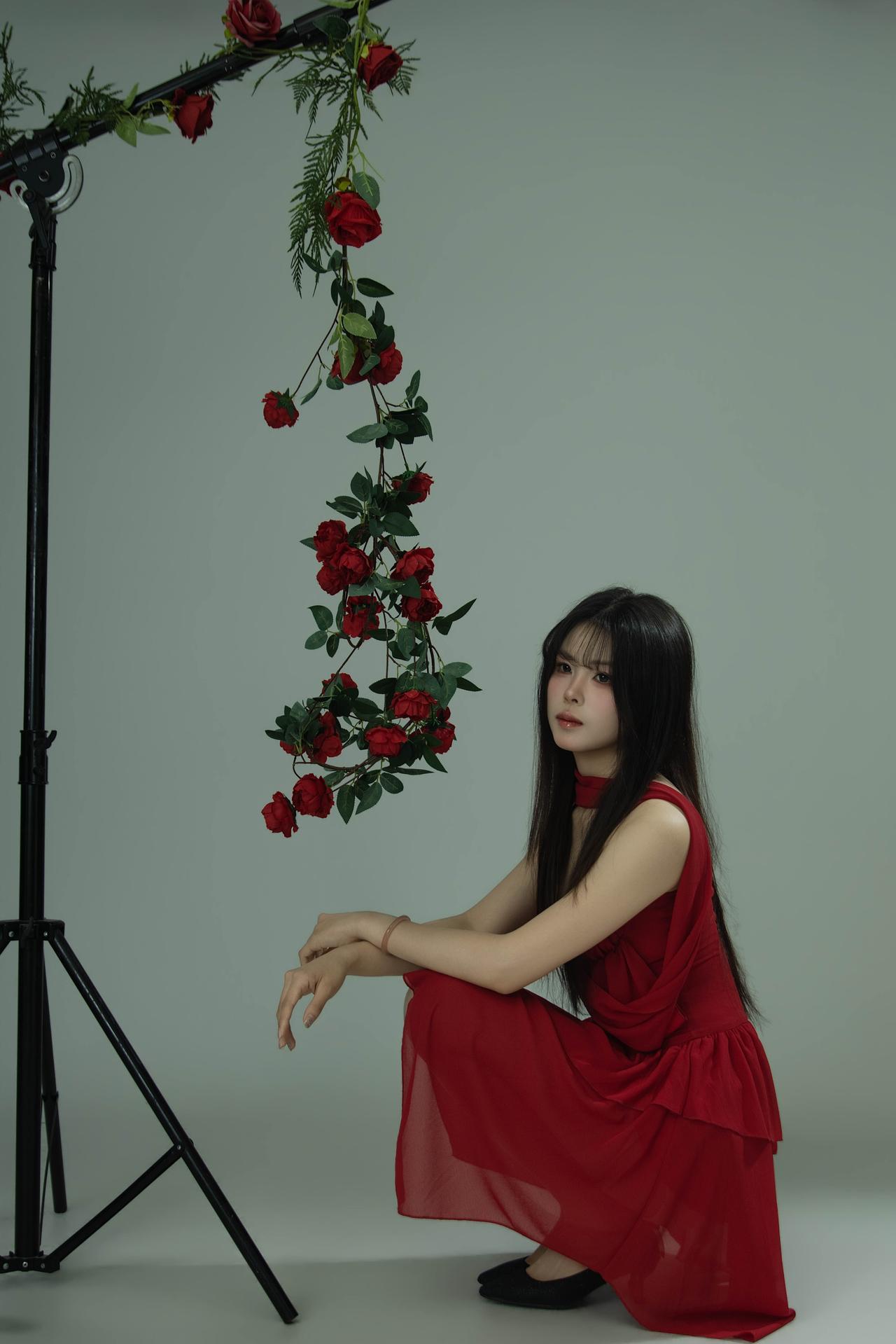 红玫瑰不总是热烈，它也会在雨夜里低头沉默。🌹🌧️ 这组忧郁玫瑰红裙子写真，把