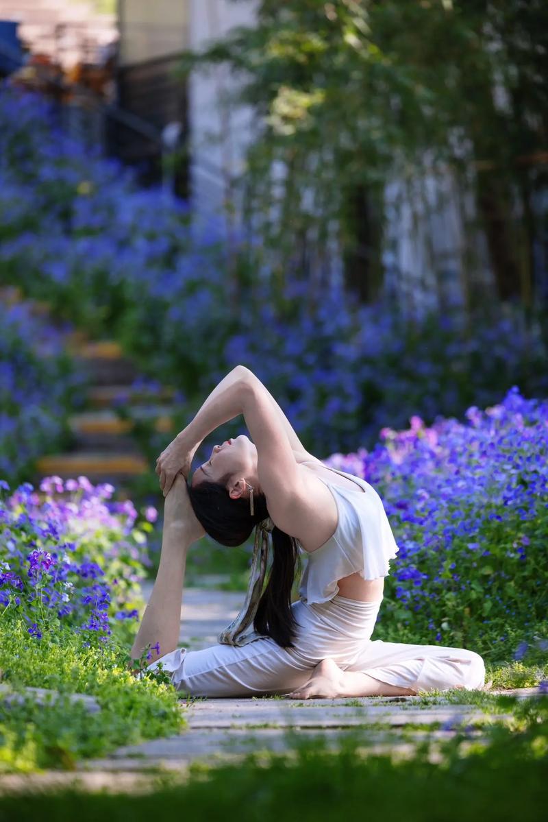 我觉得瑜伽吸引人的地方太多了。走进瑜伽馆，放下手机，远离纷扰，专注练习，身心能得