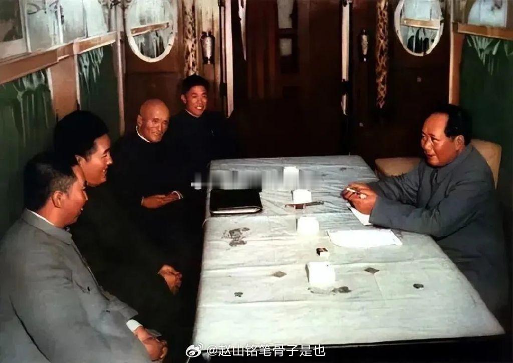 1955年，主席在视察途中，与当地省委主要负责人亲切交谈。众人在平易近人、和蔼可