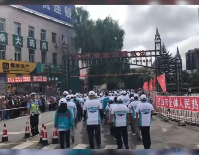 网友说：猛一看以为是暴走团来了，仔细一看是韩红慈善基金队伍韩红爱心活动 韩红救护