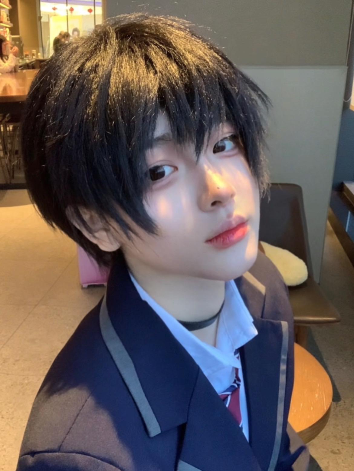 他的牙齿很整齐 笑起来也很可爱。