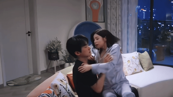 周柯宇亲到耳朵都红了明明是他先亲的姐姐！却先害羞耳朵好红啊！一副楚楚可怜的样子，