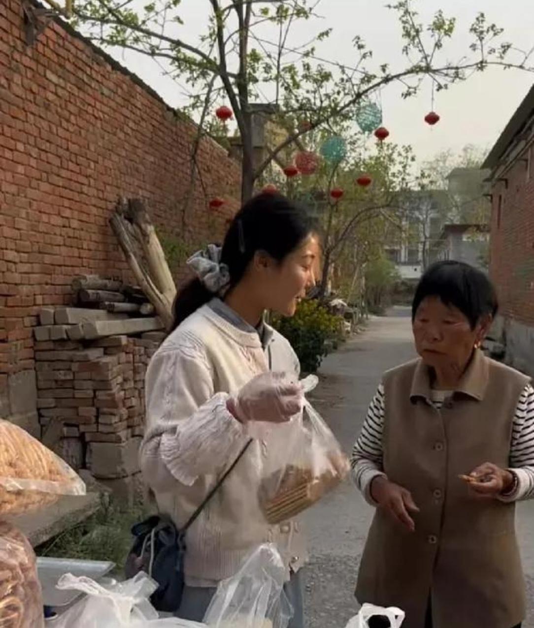 河南95后女孩，父母智力低下，爷爷、奶奶把她拉扯大。哪知，叔叔意外受伤残废，婶婶