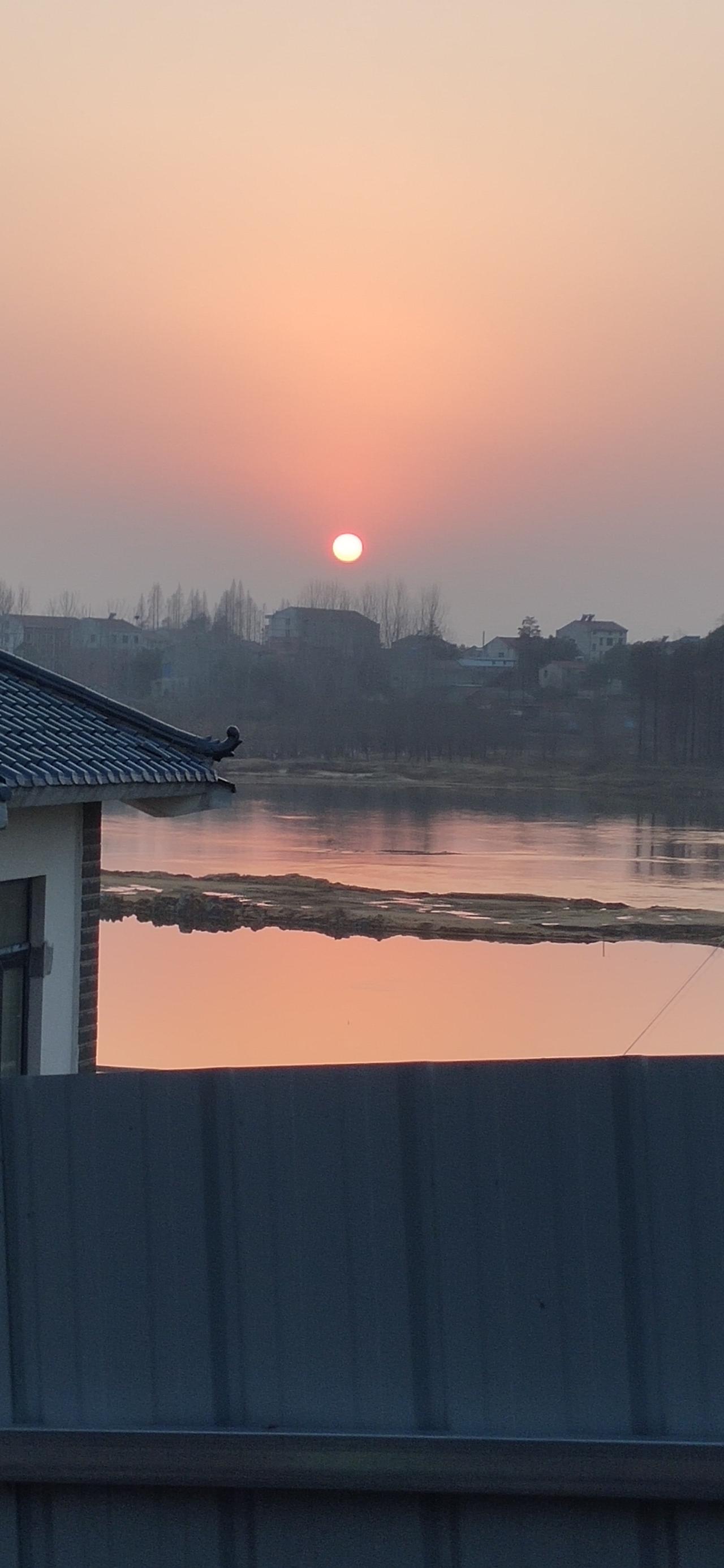  
 
温柔的日常：这帧临水黄昏里的生活诗意
 
当镜头对准这方临水的屋顶与落日