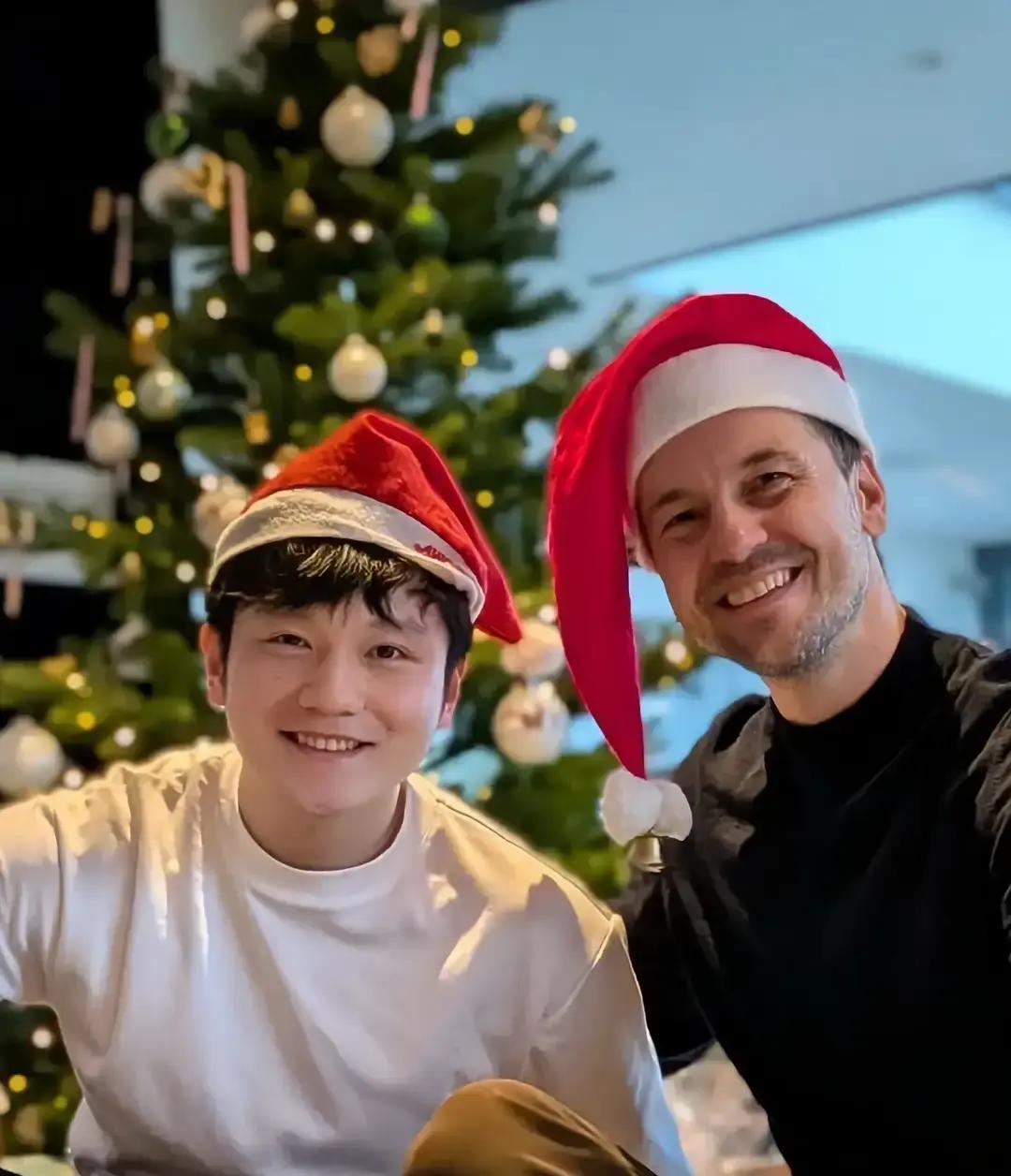 对手把战术秘密，交给了巴黎奥运会最大的竞争对手。
波尔拉着樊振东，在训练馆白板前