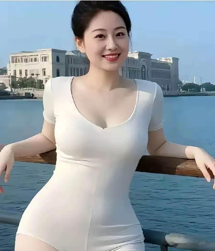 行香子·水岸嫣然
 
碧水澄明，远楼横岸。倚阑干、笑靥轻欢。
云梳高髻，素袂裁纨