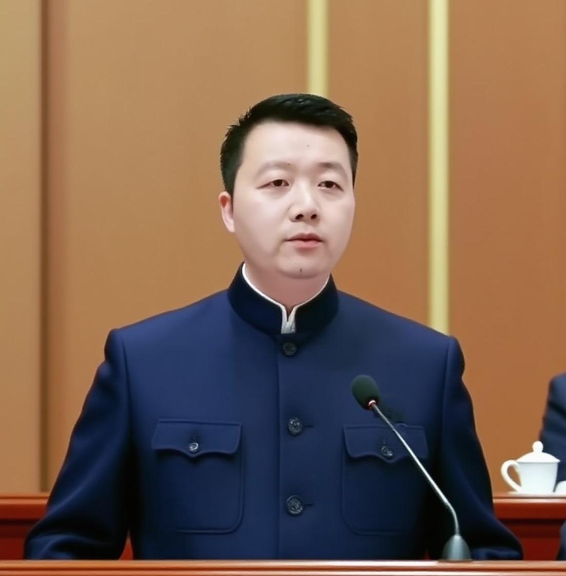 许多人说“罗爷你太刚”，他们忘了，粉笔在黑板上尖叫的年代，我们正是靠着骨头的硬度