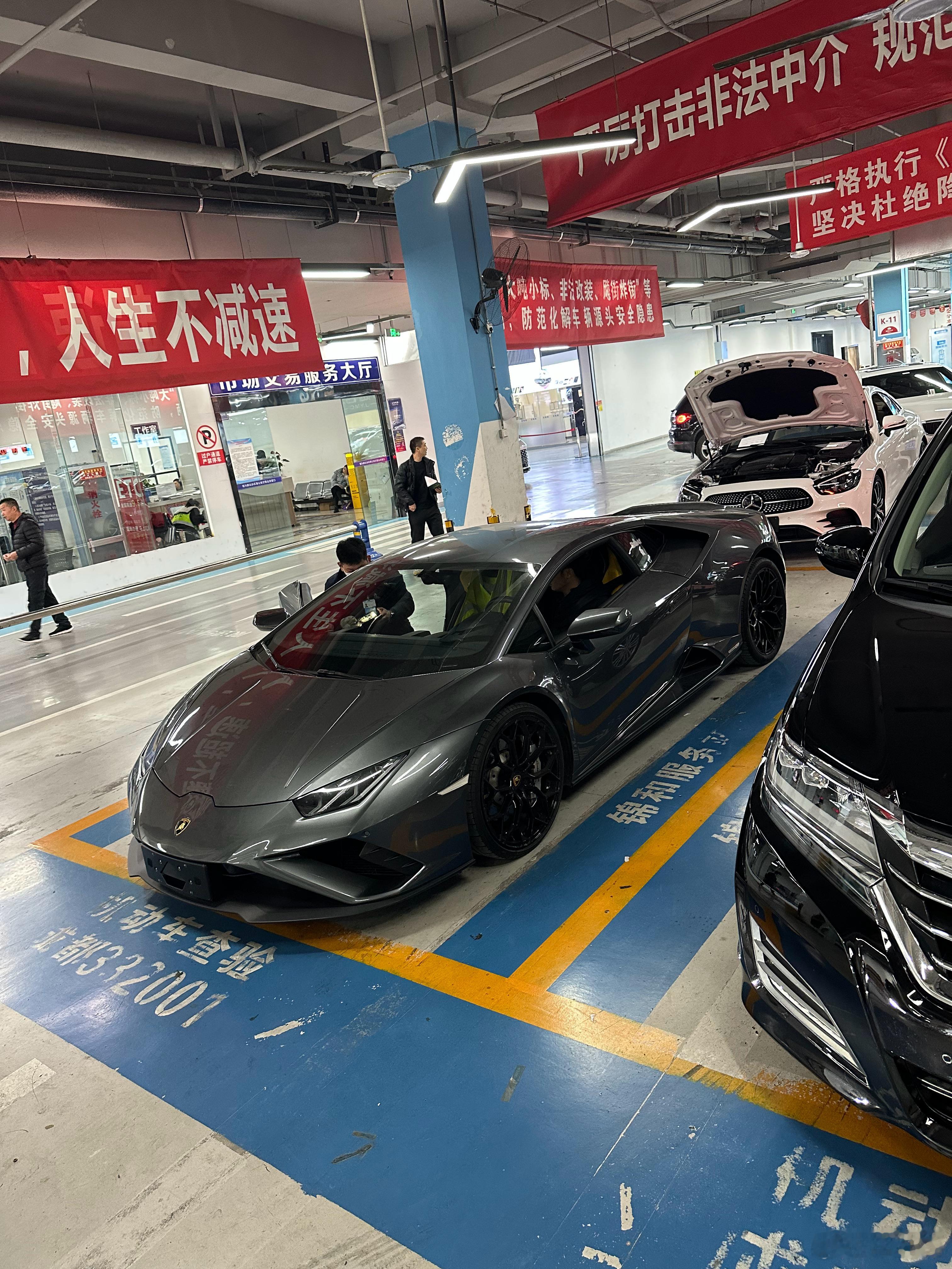 现在的超跑性价比真高 要不是我这两年特殊情况 我觉得这玩意 我努努力离我都很近（