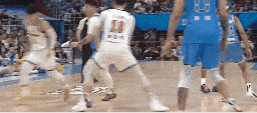 奎困空接下落手肘打到曾凡博头部这球为什么不吹犯规呢？
今天，还刷到很多球迷在争论