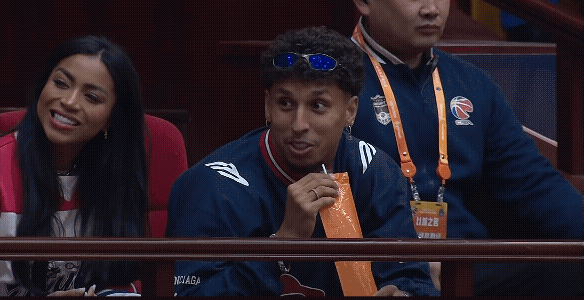 克雷桑也到山东男篮主场看球了，虽然篮球足球一个用手一个用脚，但是山东男篮真的缺乏