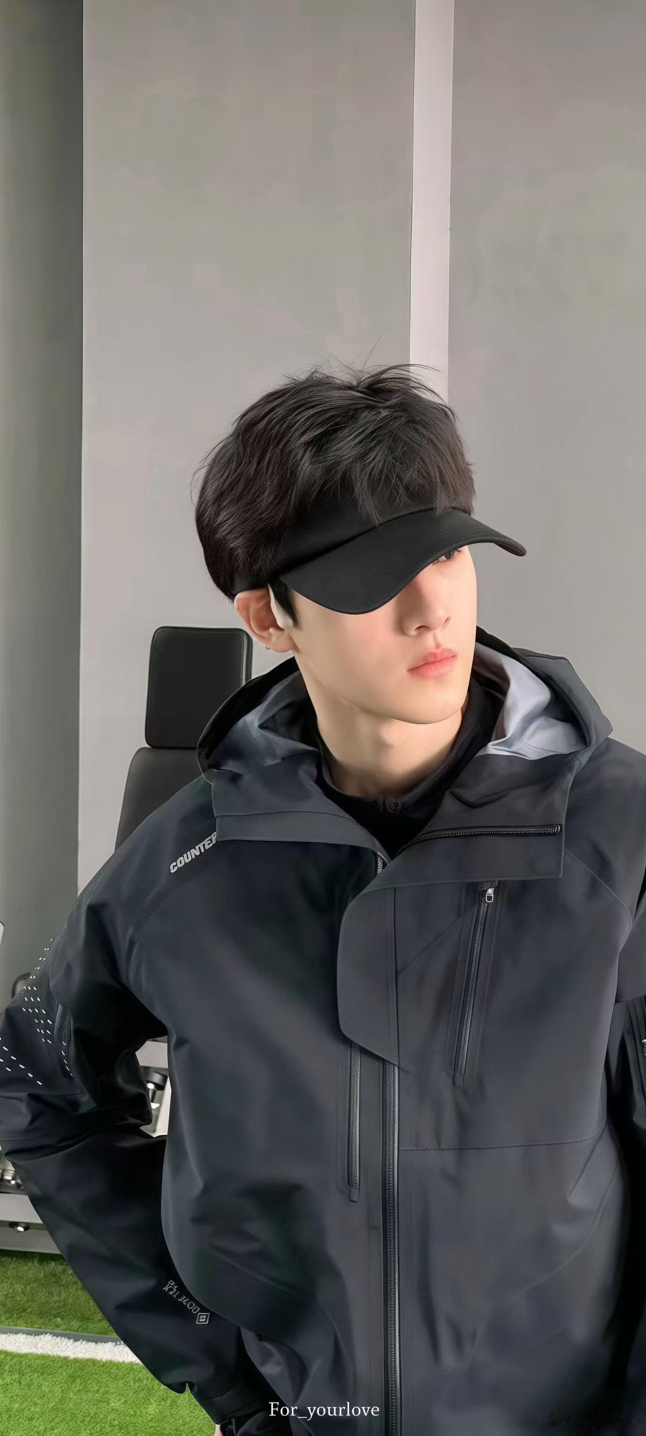 李昀锐 就这个顶腮  这个顶腮让李昀锐的气质瞬间升华，身材和外貌都无可挑剔，仿佛