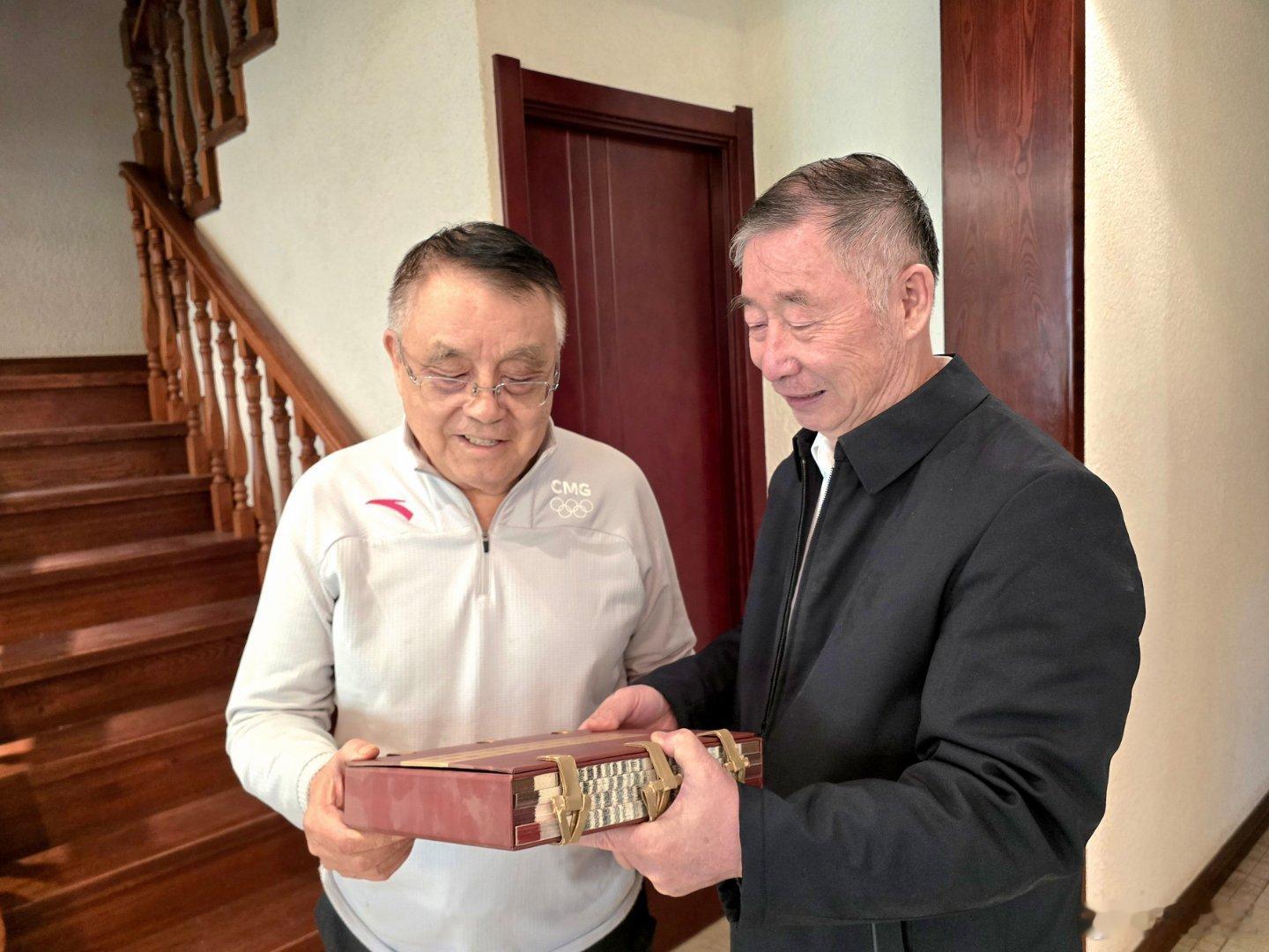 今日拜会我在北京大学高研班学习时的班长黑良杰，同时在客厅见到他父亲，宁夏政界前辈